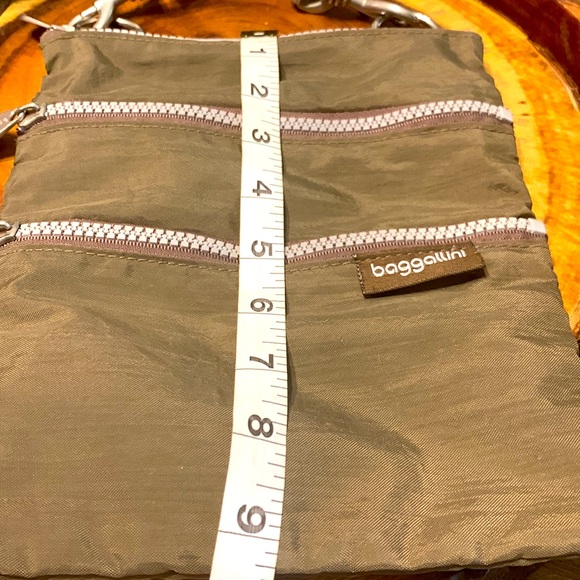 Baggallini Crossbody light brown brushed nickel hardware 4 pockets - Picture 9 of 14